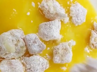 5、劲爆鸡米花,再裹上鸡蛋液