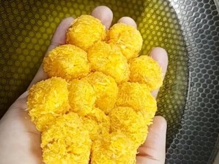 7、劲爆鸡米花,油温五成热下锅炸