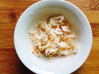 2、家常菜+蒲瓜炒虾皮,虾皮一把洗干净沥干水分备用