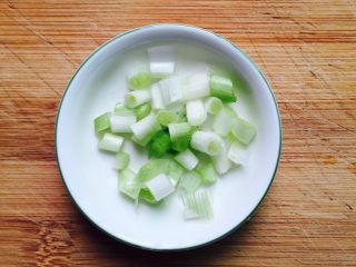 3、家常菜+蒲瓜炒虾皮,将香葱清洗干净，葱白切圈备用