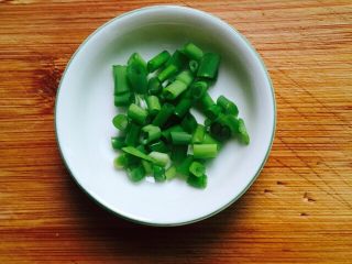 4、家常菜+蒲瓜炒虾皮,剩下的葱叶切圈备用