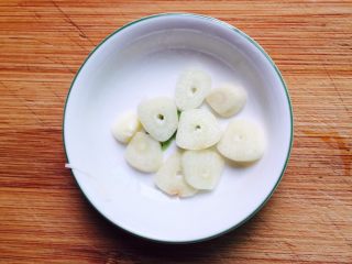 5、家常菜+蒲瓜炒虾皮,大蒜去皮切片备用