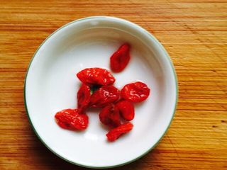 6、家常菜+蒲瓜炒虾皮,枸杞子清洗干净泡软备用