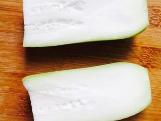 8、家常菜+蒲瓜炒虾皮,先对半切开