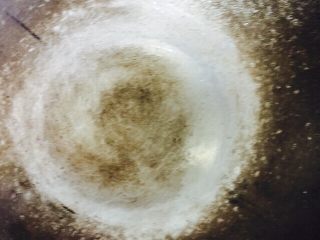 11、家常菜+蒲瓜炒虾皮,炒锅内倒入色拉油加热至五成热