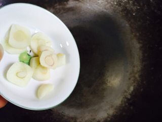 12、家常菜+蒲瓜炒虾皮,放入大蒜煸香