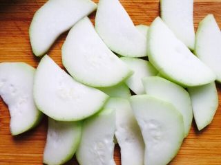 9、家常菜+蒲瓜炒虾皮,再切成薄片，如图所示！