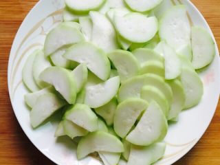 10、家常菜+蒲瓜炒虾皮,将切好的蒲瓜装在盘子里