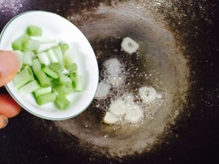 13、家常菜+蒲瓜炒虾皮,再放入葱白煸香