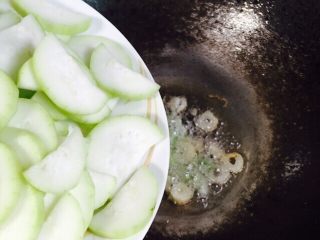 14、家常菜+蒲瓜炒虾皮,将切好的蒲瓜倒入锅里