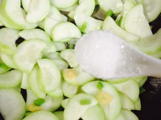 16、家常菜+蒲瓜炒虾皮,加1茶匙的盐继续翻炒片刻