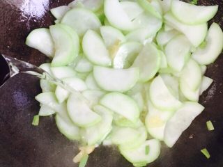 17、家常菜+蒲瓜炒虾皮,加少许的热水煮开