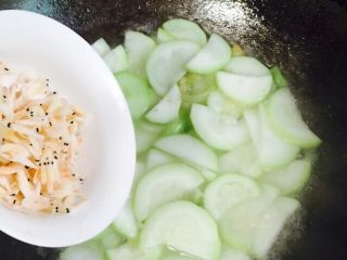 18、家常菜+蒲瓜炒虾皮,将虾皮倒入锅里