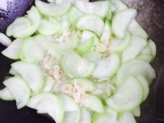 19、家常菜+蒲瓜炒虾皮,翻炒均匀至断生