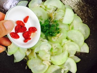 21、家常菜+蒲瓜炒虾皮,放入枸杞子翻炒均匀即可关火