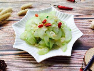 22、家常菜+蒲瓜炒虾皮,装在漂亮的盘子里