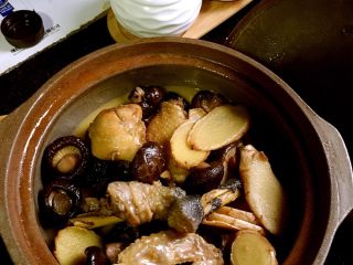 4、台湾麻油鸡,烧得差不多的时候转到砂锅里最小火炖着，临上菜前端上就可以吃到热气腾腾的麻油鸡了！这道菜很适合小孩和老人，尤其是孕妇和月子里的产妇！