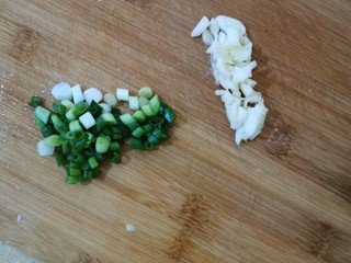 2、家常豆腐,葱蒜切碎