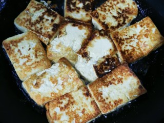 5、家常豆腐,一面金黄色后翻面