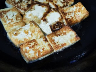 6、家常豆腐,另一面也煎至金黄色