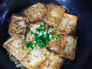 12、家常豆腐,水快收干时加入葱花