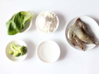 1、鲜虾蔬菜粒粒面（适合11个月龄以上的宝宝）,准备所有食材