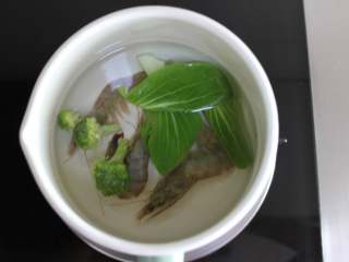 2、鲜虾蔬菜粒粒面（适合11个月龄以上的宝宝）,西兰花，虾，油菜放入沸水里煮3分钟，小油菜叶放进去烫一下就先拿出来