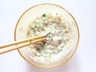 5、鲜虾蔬菜粒粒面（适合11个月龄以上的宝宝）,所有碎末放入搅拌