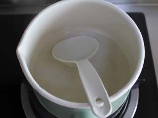 6、鲜虾蔬菜粒粒面（适合11个月龄以上的宝宝）,锅里重新倒水煮沸