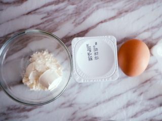 1、宝宝辅食之酸奶松饼（无泡打粉版）,准备好所需要的原料，这里的酸奶我们可以买儿童菌自制，我家宝宝不爱喝这种杯酸，放了好久所以用来做松饼了