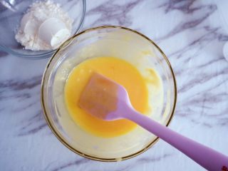 3、宝宝辅食之酸奶松饼（无泡打粉版）,酸奶和蛋黄搅拌均匀，如图