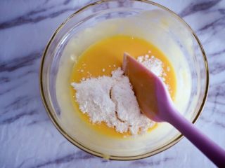 5、宝宝辅食之酸奶松饼（无泡打粉版）,用刮刀或者勺子上下翻拌均匀