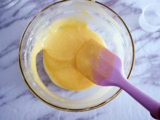 6、宝宝辅食之酸奶松饼（无泡打粉版）,均匀后如图，是有流动性的很粘稠