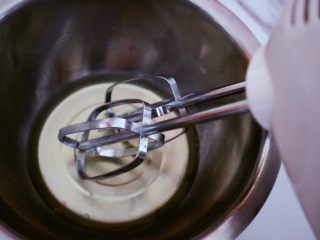 7、宝宝辅食之酸奶松饼（无泡打粉版）,准备开始打发蛋白