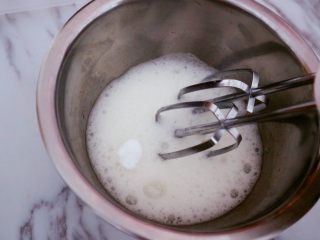 8、宝宝辅食之酸奶松饼（无泡打粉版）,打蛋器打开，打到有鱼眼泡第一次加糖