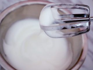 9、宝宝辅食之酸奶松饼（无泡打粉版）,如果糖多可以分次加，我第一步就全加完了，这种状态第二次加糖