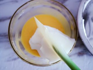 12、宝宝辅食之酸奶松饼（无泡打粉版）,如图，切拌手法