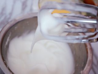 10、宝宝辅食之酸奶松饼（无泡打粉版）,做松饼，打到湿性发泡就可以，有大弯勾并非直立的硬尖即可，这样的松饼会很松软不会裂开