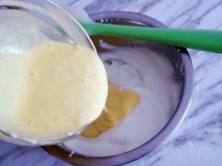 14、宝宝辅食之酸奶松饼（无泡打粉版）,我们将均匀的面糊倒入剩下的蛋白糊中再次翻拌均匀，因为是做松饼手法上也不需要太严格