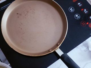 16、宝宝辅食之酸奶松饼（无泡打粉版）,准备好平底锅，我这个锅温度受热快不那么好，用麦石锅应该会好些