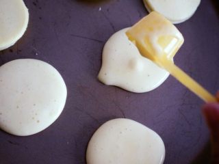 17、宝宝辅食之酸奶松饼（无泡打粉版）,用勺子舀出面糊倒入平底锅中，因为是浓稠的面糊直接倒入就会成圆形不用刻意