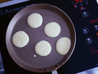 18、宝宝辅食之酸奶松饼（无泡打粉版）,最好是调小火，我用的180度