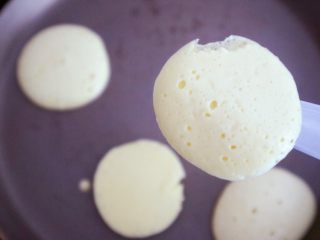 19、宝宝辅食之酸奶松饼（无泡打粉版）,待松饼表面有大气泡用平铲或者我用的是刀，给翻下面