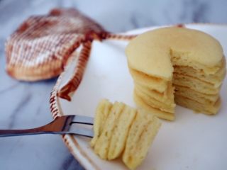 22、宝宝辅食之酸奶松饼（无泡打粉版）,松松软软的配上配方奶，大点宝宝可以搭配牛奶，很美味的一份早餐