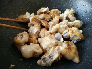 6、#猪年#红烧猪蹄,把猪蹄放进去,炒上糖色