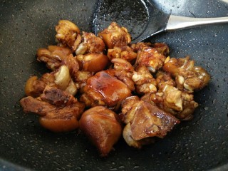 9、#猪年#红烧猪蹄,继续炒至上色