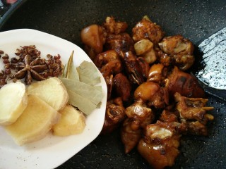 10、#猪年#红烧猪蹄,加入香叶,姜片,花椒,八角,食盐