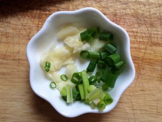 2、#辅食#虾仁蒸蛋羹,蒜,葱切碎。