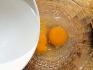 6、#辅食#虾仁蒸蛋羹,加1.5倍温水,这样的比例刚好,蒸出的蛋羹嫩滑。