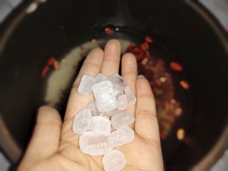 8、红豆花生燕麦粥,加入30克冰糖。